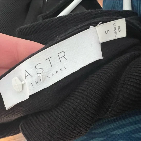 ASTR bodycon sleeveless mini sweaterdress - Picture 4 of 4